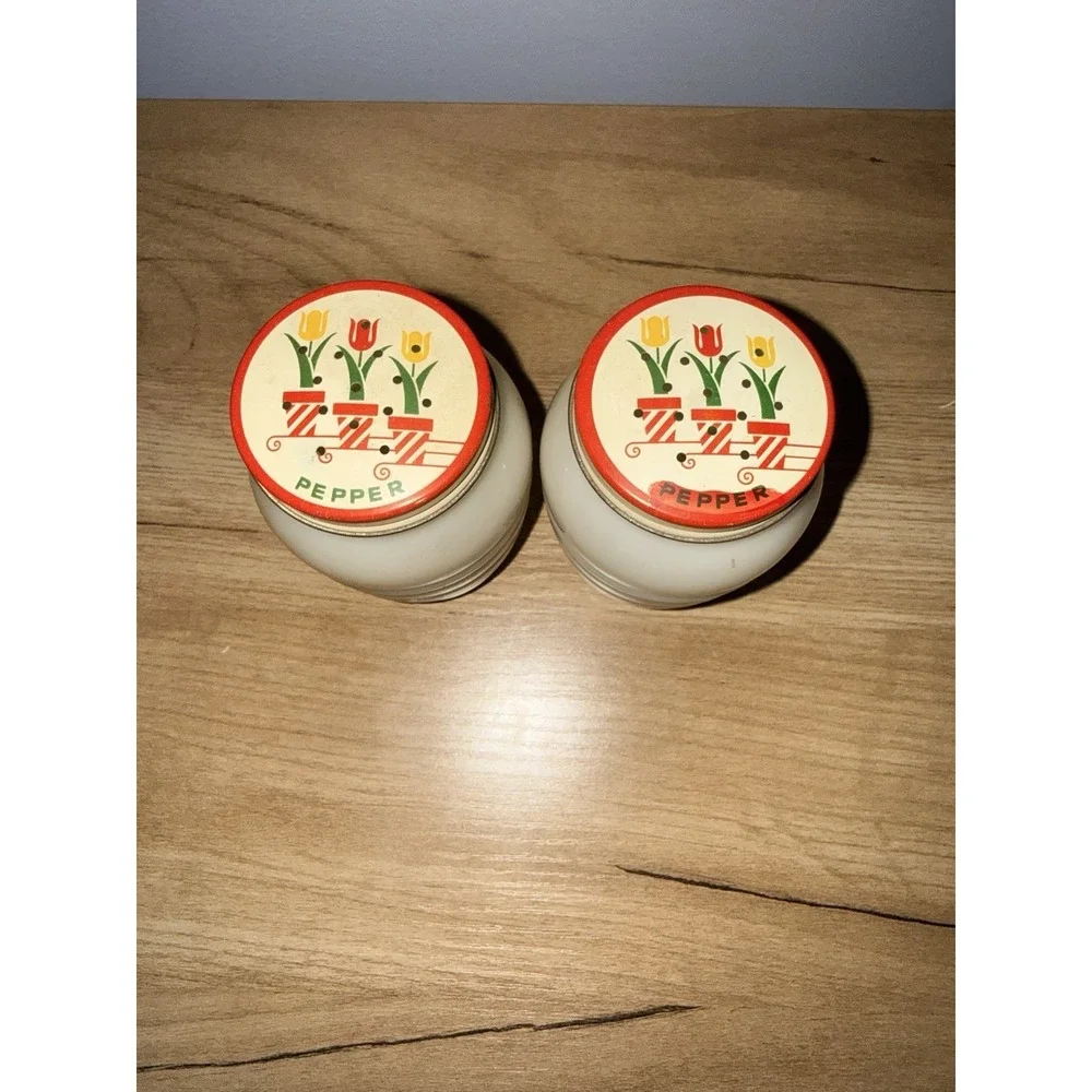 Vintage Fire King Anchor Hocking Custard Glass Salt & Pepper Shakers Tulip Lids‎